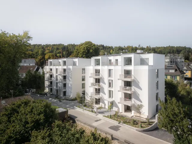 Mehrfamilienhaus mit frisch verputzter Fassade in Weiss