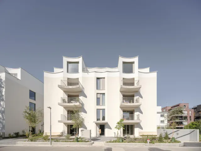 Frontansicht Mehrfamilienhaus mit geschwungenen Balkonen