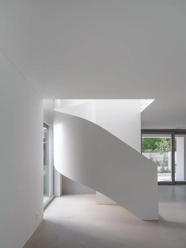 Geschwungene Treppe in Weiss