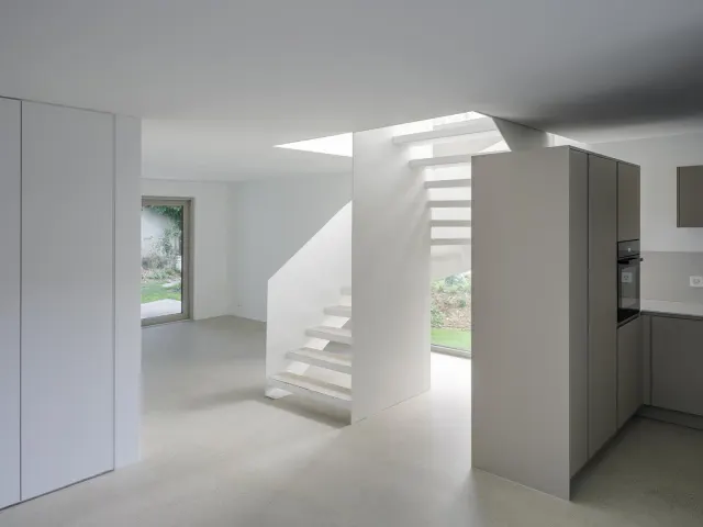 Offener Wohnbereich mit weisser Treppe