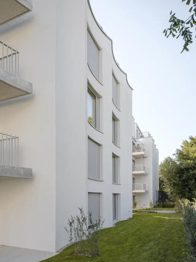 Fassade mit Balkonen und Grünfläche