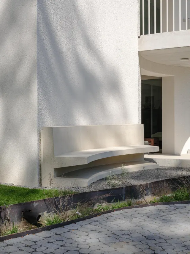 Fassadendetail mit Sitzbank aus Beton